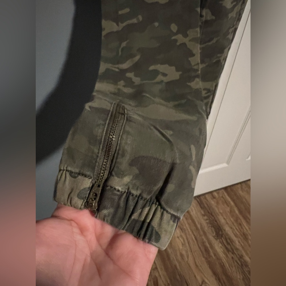 American Eagle Outfitters Camo Joggers- Like New - Picture 2 of 9
